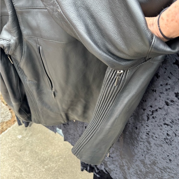 Women's Black Leather Jacket - Picture 10 of 10